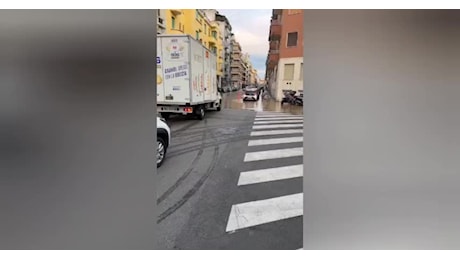 Milano, strade allagate tra via Spartaco e via Morosini per la rottura di un tubo interrato - VIDEO