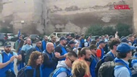 Sciopero trasporti, sindacati a Roma sotto al MIT: “Salvini pagliaccio firmaci il contratto”