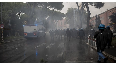 Roma-Lazio, tensione prima del derby: cosa hanno lanciato davanti allo stadio, interviene la polizia