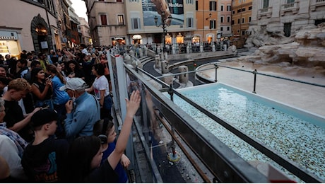 La fontana delle polemiche: “Trevi, piscina comunale”. Roma bersagliata di critiche