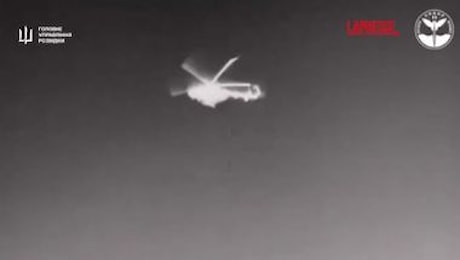 Ucraina, il momento in cui il drone navale abbatte un elicottero russo con un missile