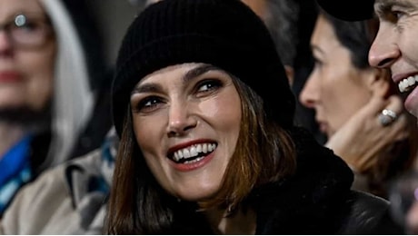 Keira Knightley, Michael Fassbender e Adrien Brody fan allo stadio del Como: le immagini delle star