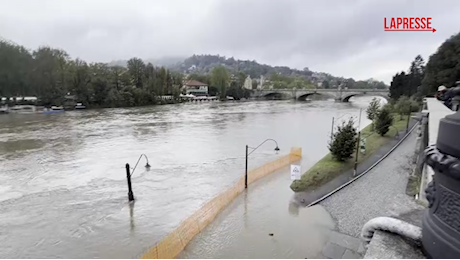 Maltempo, allarme a Torino per il fiume Po: chiusi i Murazzi