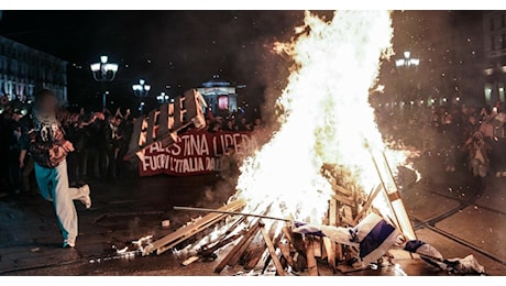 Bandiere di Israele bruciate, due agenti feriti e operatore colpito a un occhio da un uovo