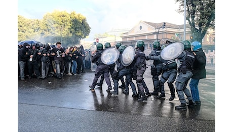 Coro di condanne per gli scontri a Roma alla manifestazione pro Pal. Meloni: Assurda violenza