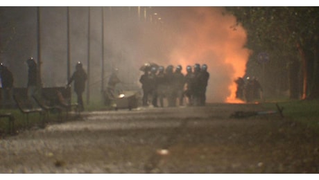 Milano, notte di caos al Corvetto dopo la morte di Ramy: bus sfasciato e cassonetti in fiamme