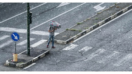 Allerta meteo nel Centro-Nord: nubifragi e allagamenti. Scuole chiuse in Liguria e Toscana, rischio esondazioni a Milano