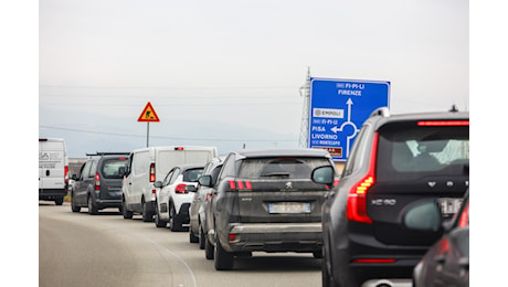 Fi-Pi-Li, ancora una mattinata da incubo, scoppia la ruota a un tir: traffico paralizzato