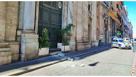 Crolla portale di marmo della chiesa di San Giacomo, poteva finire in tragedia, ora la parrocchia è chiusa