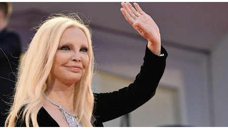 Patty Pravo: «Ho assunto droghe da giovane, poi ho smesso. Sono stata anche in carcere 3 giorni e ho guidato un aereo»