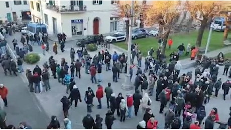 Oltre mille persone in piazza per le vittime di Calenzano