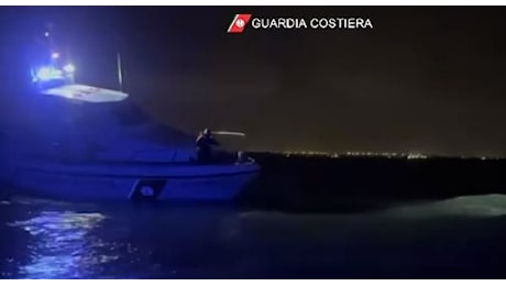 All'improvviso il mare in burrasca, affonda peschereccio: muoiono padre e figlio - VIDEO