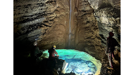 Bloccata nella grotta di Bueno Fonteno: serve allargare il passaggio per salvarla