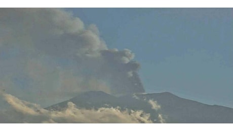 Etna: rallenta la colata lavica dal cratere Voragine