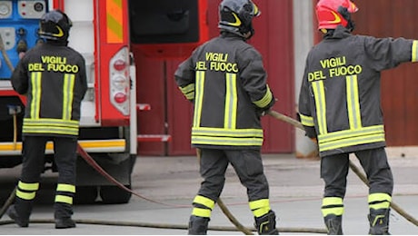 Cadono parti di un cornicione in una chiesa: un ferito