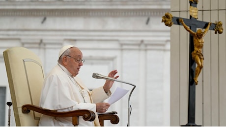 Il Papa: trasformare le spese militari in investimenti contro fame e mancanza di cure