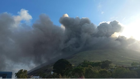 Stromboli, nube di cenere lavica dalla Sciara del fuoco. Possibile crollo nell'edificio vulcanico