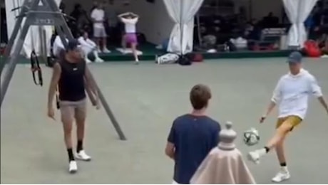 Tennis, Sinner e Berrettini giocano a pallone insieme prima di affrontarsi a Wimbledon