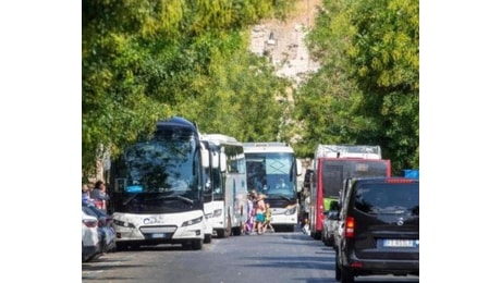 Pullman turistici, ufficiali i rincari per l'ingresso a Roma: aumenti del 200%