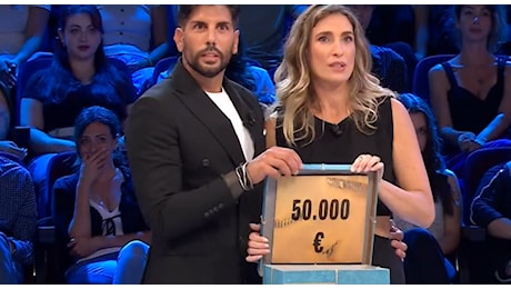 Simona (con Luca) vince 50mila euro ad Affari Tuoi. Chi è: le lacrime per il nonno, la pallavolo e il sogno di un impianto sportivo