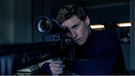 The Day of the Jackal, caccia al sicario in giro per l'Europa nella serie tv con Eddie Redmayne