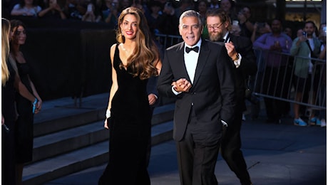 Amal Clooney incantevole sirena, Cate Blanchett guerriera rock: i look al gala di beneficienza