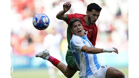 Cosa è successo in Argentina-Marocco alle Olimpiadi? Il VAR annulla un gol un’ora e mezza dopo la fine e si torna in campo