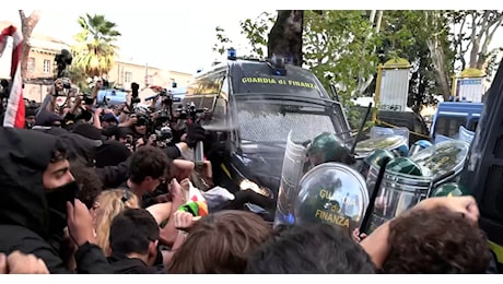 Violenti scontri al corteo pro Palestina a Roma: manganellate, lanci di bottiglia e bombe carta – Video