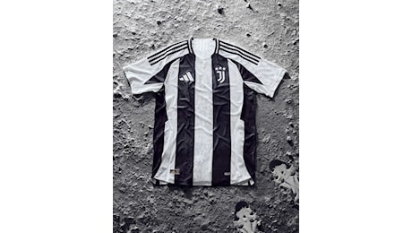 Juventus, presentata la nuova maglia 2024/2025 senza sponsor: non accadeva dal 1981. FOTO