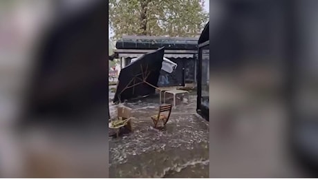 A Torino strade come fiumi, i dehors galleggiano nell'acqua