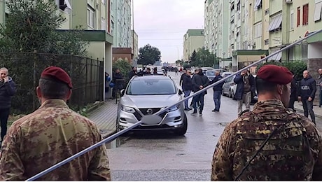 Caivano, blitz delle forze dell'ordine: in corso lo sgombero di 36 case occupate abusivamente