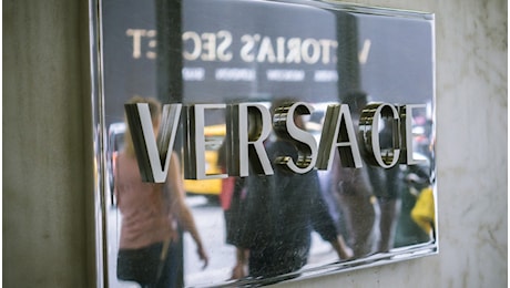 Bloccata l’acquisizione di Capri Holdings e Versace, crolla il titolo in Borsa, -45%