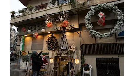 Natale 2025: protesta dei cristiani in Siria dopo l’incendio di un albero di Natale