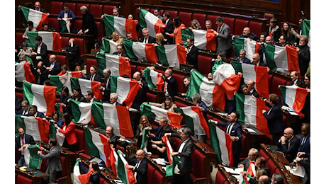 Autonomia: la Camera respinge la mozione delle opposizioni. In Aula si leva il tricolore per protesta