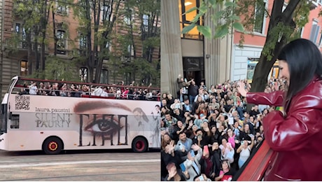 Laura Pausini presenta il nuovo singolo girando su un pullman a Milano