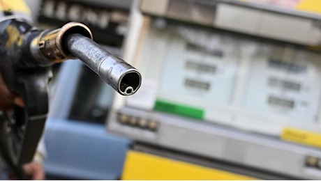 Benzina, prezzi in leggero rialzo con le feste di Natale