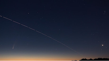 Come trovare questa sera la cometa Tsuchinshan-Atlas nel cielo di Cuneo (ripasserà soltanto tra 80 mila anni)