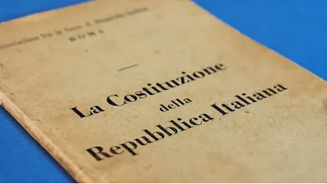 La bandierina del governo e i principi della Carta