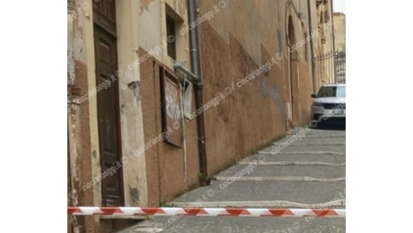 Accoltella un compagno fuori da scuola: arresti domiciliari per l'aggressore sedicenne