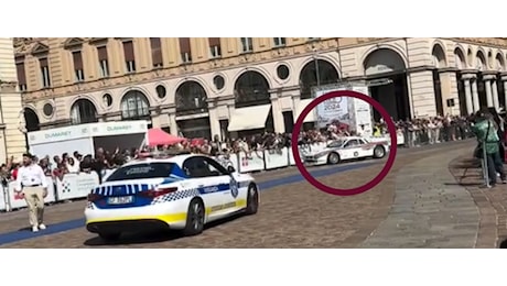 Paura al salone dell’auto di Torino: vettura piomba sulla folla, 15 feriti. Il video dell’incidente