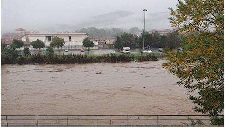 Maltempo in Liguria, allerta fiumi: esondato Bormida, strade allagate e circolazione ferroviaria sospesa