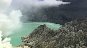 Indonesia, sale sul bordo del cratere per un selfie: turista precipita nel vulcano e muore