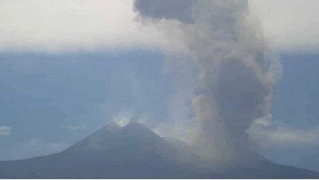 Etna, breve sequenza esplosiva da due bocche e attività sismica