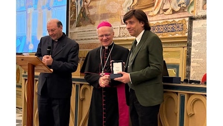 Anton Giulio Grande riceve il premio a Parole Aperte, l’evento dell’Anno Santo