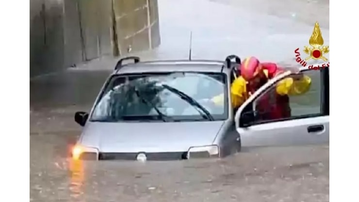 Auto travolte dall'acqua: salvate 15 persone in Veneto: il maltempo imperversa al Nord - Tiscali Notizie Auto travolte dall'acqua: salvate 15 persone in Veneto: il maltempo imperversa al Nord - Tiscali Notizie