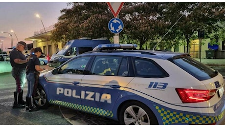 Milano, uomo di 30 anni trovato morto in strada all'alba: colpito da più coltellate. Indaga la polizia