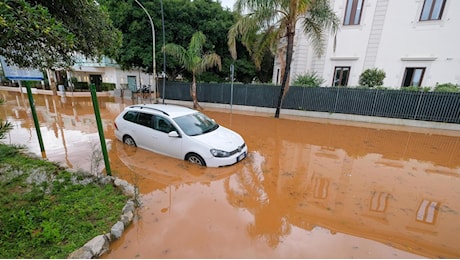 Maltempo a Palermo, allagamenti e alberi caduti nei quartieri della città. Le Eolie isolate