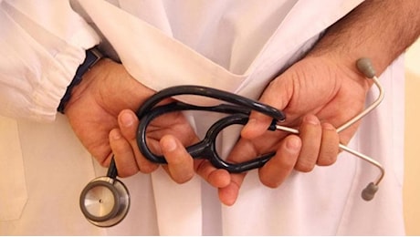 Abusi su nove giovani pazienti, medico condannato a 10 anni: “Violentatore privo di freni inibitori”
