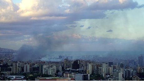 Guerra in Medio Oriente, l’Iran dopo l’attacco: “Se ci sarà reazione ridurremo Tel Aviv in cenere”. Due esplosioni vicino all’ambasciata israeliana a Copenaghen