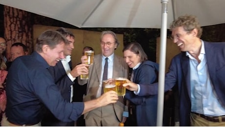 Campo largo alla festa Avs: il brindisi con la birra tra i leader del centrosinistra